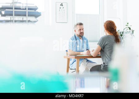 Internist und Patienten während der ärztlichen Beratung in der Arztpraxis Stockfoto