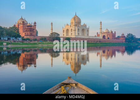 Bootsfahrt auf dem Yamuna-Fluss in der Nähe von Taj Mahal Stockfoto