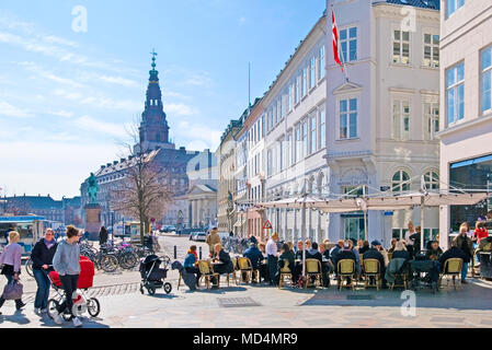 Kopenhagen, Dänemark - 13 April 2010: Leute, die sich für open Air Cafe auf Hojbro Plads (Hojbro Square; Hohe Brücke Platz). Stockfoto