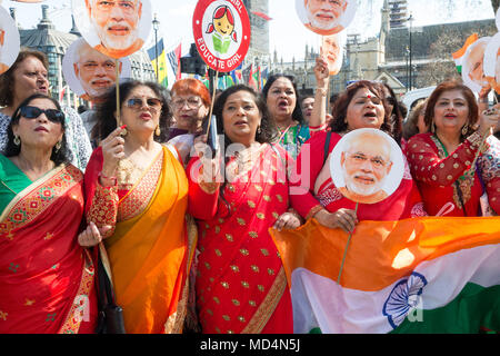 Weibliche Anhänger von Narendra Modi, Ministerpräsident von Indien. Er wurde auf der Tagung der Regierungschefs des Commonwealth 2018 in Westminster Stockfoto