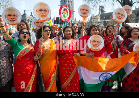 Weibliche Anhänger von Narendra Modi, Ministerpräsident von Indien. Er wurde auf der Tagung der Regierungschefs des Commonwealth 2018 in Westminster Stockfoto