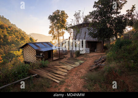 Basic Home ohne fließendes Wasser, Elektrizität oder anderen modernen Annehmlichkeiten außerhalb eines kleinen Dorfes in den Bergen im Shan Staat, Myanmar Stockfoto