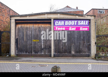 Flohmarkt anmelden Garagentor mit Kein Parkplatz Schild in Congleton Cheshire UK Stockfoto