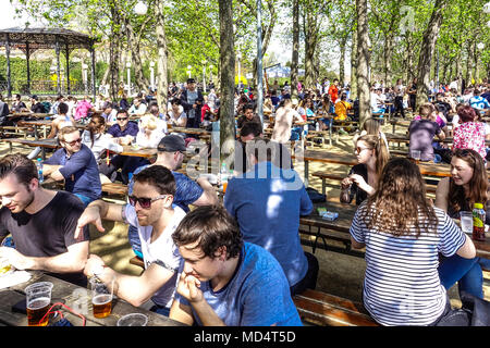 Masse der Leute in Prag Garten Restaurant zamecek Letensky in Letna Park, Prag, Tschechische Republik Stockfoto