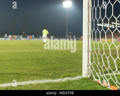 Detail der Post und net der Fußball Ziel im Hintergrund die Spieler in Aktion. Stockfoto