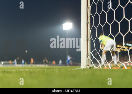 Detail der Post und net der Fußball Ziel im Hintergrund die Spieler in Aktion. Stockfoto