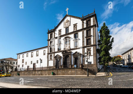 Funchal, Portugal - Dezember 10, 2016: Die Sao Joao Evangelista Kirche auf dem Rathausplatz in Funchal, Madeira, Portugal. Stockfoto