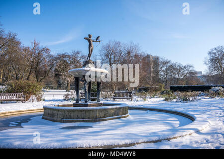 London, Großbritannien - 2. Februar 2018: Die Artemis Brunnen am Rosengarten im Hyde Park, London mit Schnee bedeckt Stockfoto