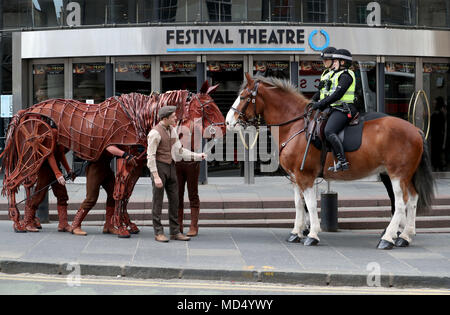 Joey, die lebensgroße Horse Marionette in Krieg Pferd verwendet werden zusammen mit Schauspieler Thomas Dennis, Albert spielt, trifft echten Pferde und Reiter von der Polizei Schottland montiert am Festival Theatre in Edinburgh. Stockfoto