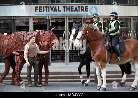 Joey, die lebensgroße Horse Marionette in Krieg Pferd verwendet werden zusammen mit Schauspieler Thomas Dennis, Albert spielt, trifft echten Pferde und Reiter von der Polizei Schottland montiert am Festival Theatre in Edinburgh. Stockfoto