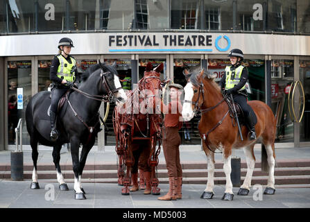 Joey, die lebensgroße Horse Marionette in Krieg Pferd verwendet werden, erfüllt die echten Pferde und Reiter von der Polizei Schottland montiert am Festival Theatre in Edinburgh. Stockfoto