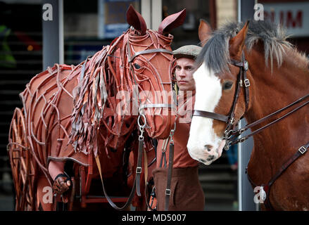 Joey, die lebensgroße Horse Marionette in Krieg Pferd verwendet werden, erfüllt die echten Pferde und Reiter von der Polizei Schottland montiert am Festival Theatre in Edinburgh. Stockfoto