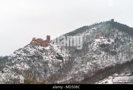 Schlösser von St. Ulrich, Girsberg und Haut-Ribeaupierre in den Vogesen in der Nähe von Ribeauville. Elsass, Frankreich Stockfoto