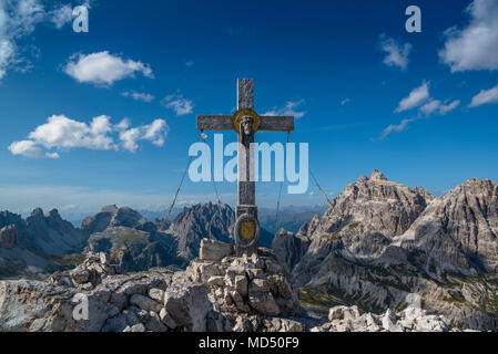 Gipfelkreuz auf dem Gipfel des Paternkofel, die Drei Zinnen, Tre Cime Naturpark, Dolomiten, Südtirol, Italien Stockfoto