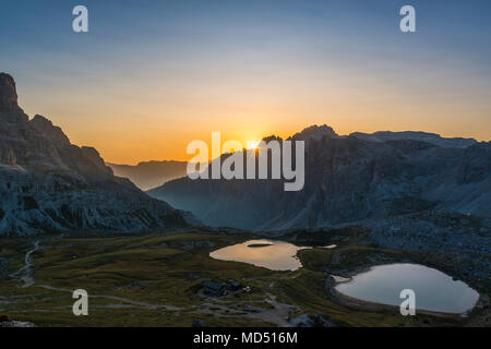 Lago dei Piani und Drei Zinnen Hütte bei Sonnenaufgang, Drei Zinnen, Dolomiten, Südtirol, Italien Stockfoto