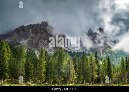 Blick vom See auf Antorn Cadini di Misurina, Drei Zinnen, Dolomiten, Südtirol, Italien Stockfoto