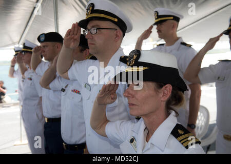 180321-N-ZW 825-050 Yap der Föderierten Staaten von Mikronesien (21. März 2018) Matrosen zu USNS Braunschweig (T-EPF 6) Salute als Mitglieder der offiziellen Partei zugewiesen sind, auf der Eröffnungsfeier der Pazifische Partnerschaft 2018 begrüßt. PP18's Mission ist es, gemeinsam mit Gastgeber und Partner Nationen zu arbeiten regionaler Interoperabilität und Disaster Response Funktionen, erhöhen die Stabilität und Sicherheit in der Region zu stärken, und neue und dauerhafte Freundschaften in der gesamten indopazifischen Region fördern. Pazifische Partnerschaft, der nun in seinem 13. Iteration, ist die größte jährliche internationale humanitäre Hilfe und di Stockfoto