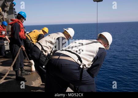 180315-N-GR 168-0053 MITTELMEER (15. März 2018) Segler Monitor eine starre - Rumpf Schlauchboot bei kleinen Boot Operationen an Bord der Transport dock Schiff USS New York (LPD-21), 15. März 2018. New York, homeported in Mayport, Florida, ist die Durchführung von naval Operations in den USA 6 Flotte Bereich der Operationen. (U.S. Marine Foto von Mass Communication Specialist 2. Klasse Lyle Wilkie/Freigegeben) Stockfoto