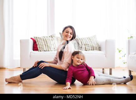 Junge Mutter mit einem kleinen Mädchen zu Hause. Stockfoto