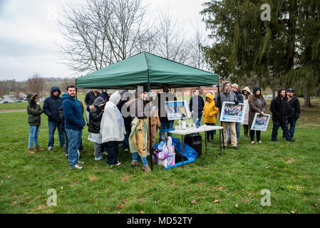 Berks County/PA. Gemeinschaft Aktivisten versammelten sich in ein Gefangenenlager in regionalen Pennsylvania als Teil eines laufenden mahnwache protestieren der Nutzung der Einrichtung nach der Aufhebung der Lizenz. Die monatlichen Vigil wird durch das Herunterfahren Berks Koalition organisiert. 15. April 2018. Stockfoto