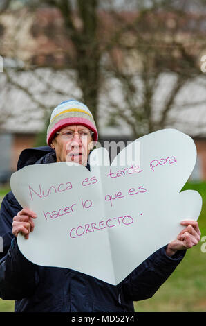 Berks County/PA. Gemeinschaft Aktivisten versammelten sich in ein Gefangenenlager in regionalen Pennsylvania als Teil eines laufenden mahnwache protestieren der Nutzung der Einrichtung nach der Aufhebung der Lizenz. Die monatlichen Vigil wird durch das Herunterfahren Berks Koalition organisiert. 15. April 2018. Stockfoto