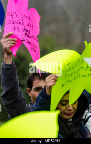 Berks County/PA. Gemeinschaft Aktivisten versammelten sich in ein Gefangenenlager in regionalen Pennsylvania als Teil eines laufenden mahnwache protestieren der Nutzung der Einrichtung nach der Aufhebung der Lizenz. Die monatlichen Vigil wird durch das Herunterfahren Berks Koalition organisiert. 15. April 2018. Stockfoto