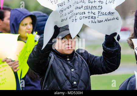 Berks County/PA. Gemeinschaft Aktivisten versammelten sich in ein Gefangenenlager in regionalen Pennsylvania als Teil eines laufenden mahnwache protestieren der Nutzung der Einrichtung nach der Aufhebung der Lizenz. Die monatlichen Vigil wird durch das Herunterfahren Berks Koalition organisiert. 15. April 2018. Stockfoto