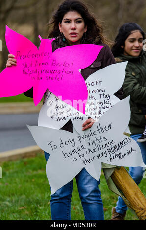 Berks County/PA. Gemeinschaft Aktivisten versammelten sich in ein Gefangenenlager in regionalen Pennsylvania als Teil eines laufenden mahnwache protestieren der Nutzung der Einrichtung nach der Aufhebung der Lizenz. Die monatlichen Vigil wird durch das Herunterfahren Berks Koalition organisiert. 15. April 2018. Stockfoto