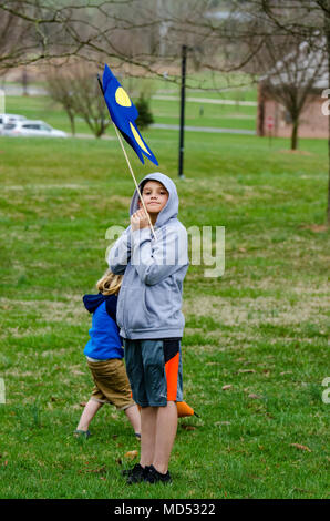 Berks County/PA. Gemeinschaft Aktivisten versammelten sich in ein Gefangenenlager in regionalen Pennsylvania als Teil eines laufenden mahnwache protestieren der Nutzung der Einrichtung nach der Aufhebung der Lizenz. Die monatlichen Vigil wird durch das Herunterfahren Berks Koalition organisiert. 15. April 2018. Stockfoto