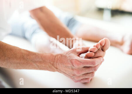 Ein Physiotherapeut arbeitet mit einem Patienten. Stockfoto