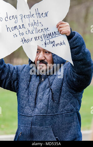 Berks County/PA. Gemeinschaft Aktivisten versammelten sich in ein Gefangenenlager in regionalen Pennsylvania als Teil eines laufenden mahnwache protestieren der Nutzung der Einrichtung nach der Aufhebung der Lizenz. Die monatlichen Vigil wird durch das Herunterfahren Berks Koalition organisiert. 15. April 2018. Stockfoto