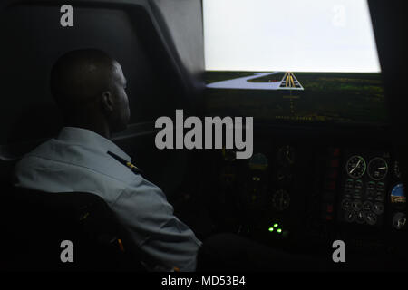 Ein Student betreibt einen Flugsimulator an der senegalesischen Air Force Training Akademie in Thiès, Senegal, 20. März 2018. Die Schule bildet beide Piloten und Wartung Personal, und hat die Studenten nicht nur aus dem Senegal, aber anderen westafrikanischen Ländern. (U.S. Air Force Foto von Airman 1st Class Eli Chevalier) Stockfoto