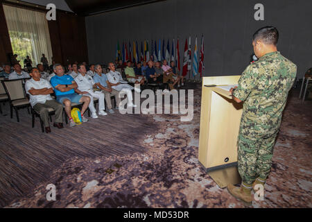 Marine Corps Kommandanten aus mehreren Nationen hören zu einer abschließenden Präsentation während der Marine Führer der Americas Konferenz, März 16, 2018, in Playa Del Carmen, Quintana Roo. MLAC 2018 fand in Mexiko und Kommandanten aus 21 verschiedenen Nationen beteiligt. (U.S. Marine Corps Foto von Lance Cpl. Niles Lee) Stockfoto