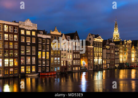 Damrak bei Nacht, Amsterdam, Holland, Niederlande Stockfoto