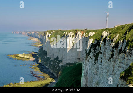 Windkraftanlage auf den Klippen von Fécamp, Gemeinde im Département Seine-Maritime und in der Region Haute-Normandie im Nordwesten von Frankreich Stockfoto