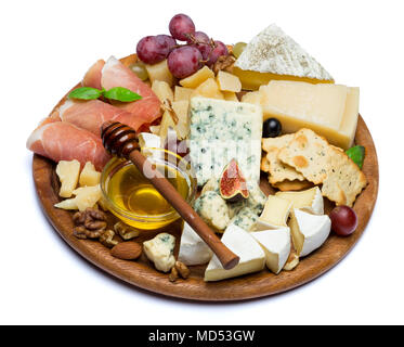 Camembert Käse und Prosciutto mit Honig, Feigen, Walnüsse auf Holzbrett Stockfoto