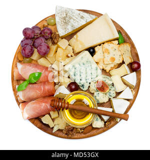 Camembert Käse und Prosciutto mit Honig, Feigen, Walnüsse auf Holzbrett Stockfoto