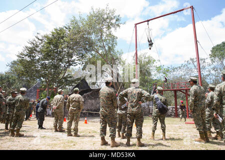 Mexikanische Infanteria De Marinas auf einem Display für Führungskräfte aus mehreren Partnerstaaten, wie sie die Hacienda de San Luis Carpizo für eine Demonstration von Aktivitäten und Veranstaltungen, die im Centro de Capacitacion y Adiestramiento Especializado de Infanteria de Marina in Campeche, Mexiko am 15. März 2018 durchgeführt werden. Die Konferenz bietet ein Forum für regionale und Senior Naval Infantry Führer in der gesamten westlichen Hemisphäre gemeinsames Interesse in der humanitären Hilfe und Katastrophenhilfe Angelegenheiten zu diskutieren und Ausbildungsprogramme zwischen den Partnerstaaten zu verbessern. (U.S. Marine Corps Foto von Stockfoto