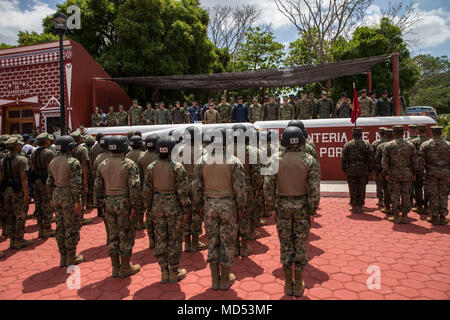 Mexikanische Infanteria De Marinas auf einem Display für Führungskräfte aus mehreren Partnerstaaten, wie sie die Hacienda de San Luis Carpizo für eine Demonstration von Aktivitäten und Veranstaltungen, die im Centro de Capacitacion y Adiestramiento Especializado de Infanteria de Marina in Campeche, Mexiko am 15. März 2018 durchgeführt werden. Die Konferenz bietet ein Forum für regionale und Senior Naval Infantry Führer in der gesamten westlichen Hemisphäre gemeinsames Interesse in der humanitären Hilfe und Katastrophenhilfe Angelegenheiten zu diskutieren und Ausbildungsprogramme zwischen den Partnerstaaten zu verbessern. (U.S. Marine Corps Foto von Stockfoto