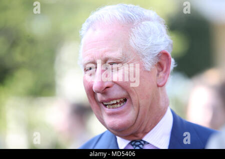 Der Prinz von Wales, Präsident von der Prince's Trust Group, bei einem Empfang für den Prince's Trust International, im St James's Palace State Apartments in London, während der Tagung der Regierungschefs des Commonwealth. Stockfoto