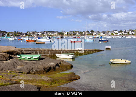 Kleine Boote im Hafen von Perros-Guirec in Frankreich auf der rosa Granit Küste (Côte de Granit Rose in Französisch) bei Ploumanac'h im Hintergrund Stockfoto