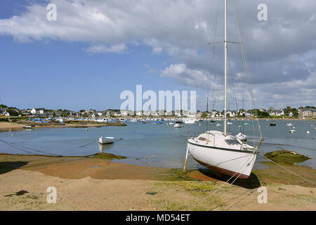 Segelboot im Hafen von Perros-Guirec in Frankreich auf der rosa Granit Küste (Côte de Granit Rose in Französisch) bei Ploumanac'h im Hintergrund Stockfoto