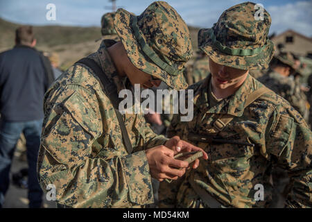 Marines mit Kilo Unternehmen, 3., 4., 1. Marine Division, schauen Sie sich ein Android Handy mit erweiterter Beartooth radio Fähigkeiten, die es Ihnen ermöglichen, zu sprechen, Text, und siehe Mannschaftskameraden auf einer Karte ohne Handy Service oder WLAN, während Urban Advanced Naval Technologies ANTX Übung 2018 (18), 21. März 2018. Urban ANTX 18 ist ein innovativer Ansatz zum Konzept und zur Entwicklung der Fähigkeiten, die Ingenieure, Technologen und Betreiber in eine dynamische Entwicklung Team integriert. (U.S. Marine Corps Foto von Lance Cpl. Robert Alejandre) Stockfoto