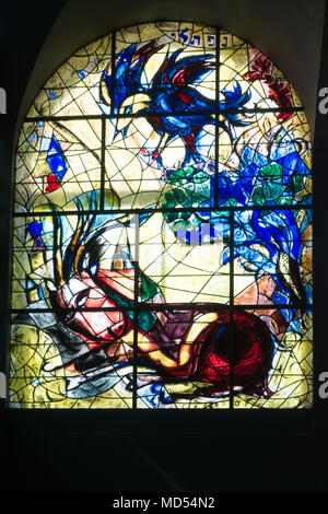 Kirchenfenster von Chagall, die für den Stamm der Söhne Naftali an der Hadassah Krankenhaus in Jerusalem. Stockfoto