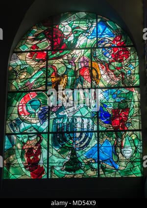 Kirchenfenster von Chagall, die für den Stamm der Söhne Asser an der Hadassah Krankenhaus in Jerusalem. Stockfoto