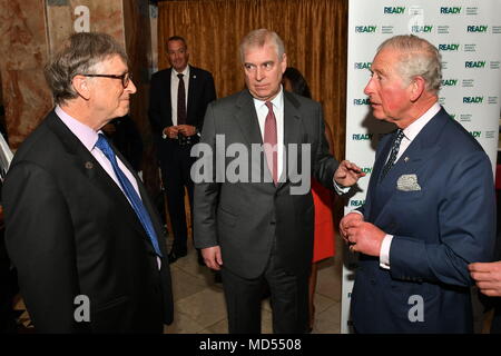 (Von links nach rechts) Bill Gates spricht mit dem Herzog von York und der Prinz von Wales bei der Malaria Gipfel in Northumberland Avenue, London, während der Tagung der Regierungschefs des Commonwealth. Stockfoto