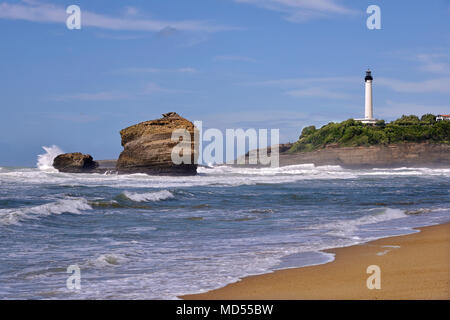 Strand und Leuchtturm in Biarritz, einer Stadt an der Atlantikküste im Departement Pyrénées-Atlantiques im französischen Baskenland Stockfoto