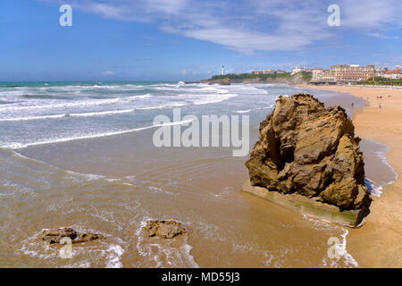 Strand in der Bucht von Biskaya, in Biarritz, einer Stadt an der Atlantikküste im Departement Pyrénées-Atlantiques im französischen Baskenland Stockfoto