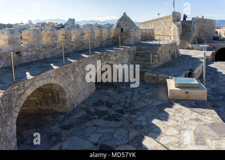 Heraklion, Kreta/Griechenland - November 22, 2017: Dachterrasse mit Blick auf die Festung Koules. Die Stadt Heraklion im Hintergrund. Sonnigen Tag, blauer Himmel Stockfoto