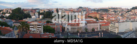 Lissabon, Portugal, 24. Juni 2016: Die faszinierenden Panoramablick über die Stadt, die Öffnung ist von der Terrasse aus San Pedro de Alcantara Garten (Anto Stockfoto